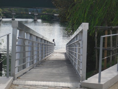 plan resseré en plongée de l'accès à un ponton sur la Seine