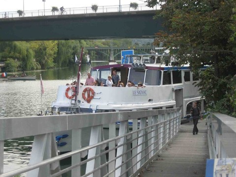 Avant du bateau devant le ponton sous le pont de Chatou