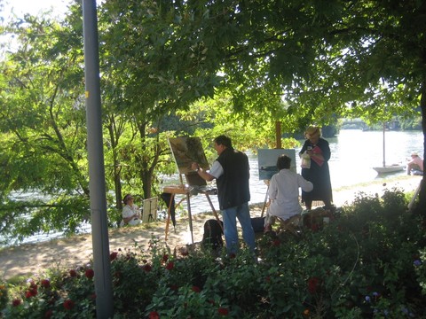 trois peintres avec leur chevalet, sous les arbres, sur le chemin de halage près de la Maison Fournaise
