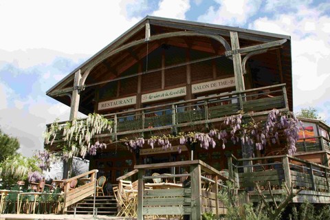 façade en bois du restaurant, avec sa glycine