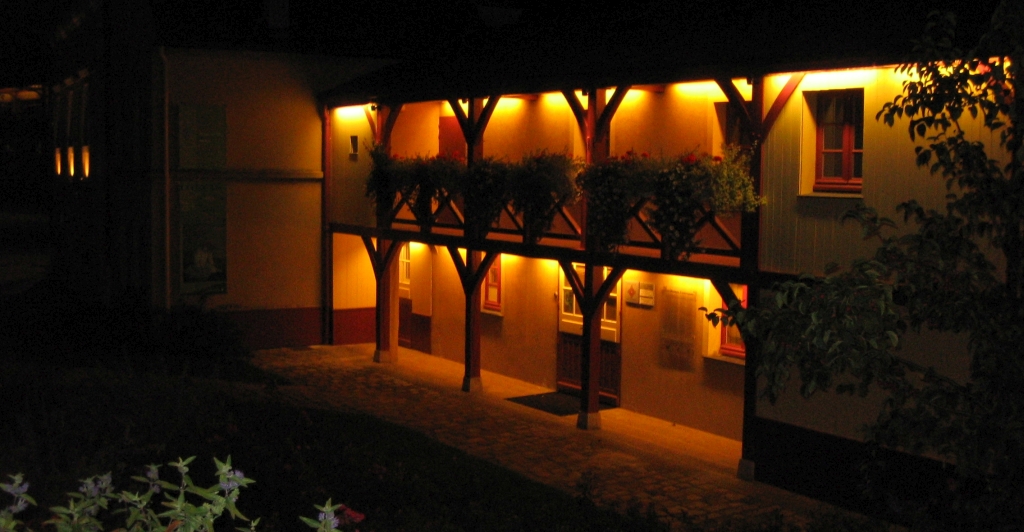 façade extérieure du musée Fournaise éclairée de nuit